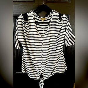 Democracy top with shoulder cutouts